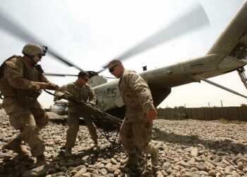 Yhdysvaltojen merijalkaväen miehiä Helmandin maakunnassa Afganistanissa. Yhdysvaltalaistutkijan mielestä Afganistanin sota on tekosyy sotilastukikohtien pystyttämiselle Keski-Aasian maihin Venäjän ja Kiinan läheisyyteen.
