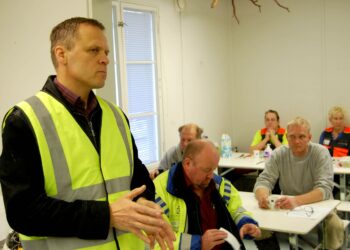 Ilmeet olivat vakavat, kun alan työllisyydestä puhuttiin Keski-Palokan koulutyömaalla Jyväskylässä. Kuvassa. vas. puheenjohtaja Matti Harjuniemi, aluepäällikkö Juhani Manninen sekä Lemminkäisen luottamusmies Ari Harlamov.