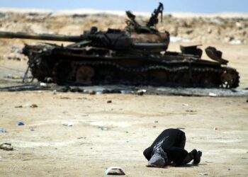 Libyan kapinallisjoukkoihin kuuluvan taistelijan rukoushetki Ajdabiyan laitamilla.