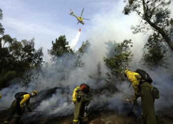 Metsäpaloa sammutetaan Espanjan Galician alueella.