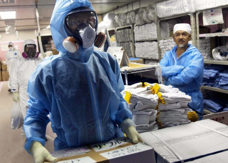 Työntekijöitä Fukushiman ydinvoimalan puhdistamista varten perustetussa operaatiokeskuksessa.