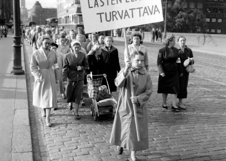 Naiset mielenosoitusmarssilla Helsingin Pitkälläsillalla 25.6.1957.
