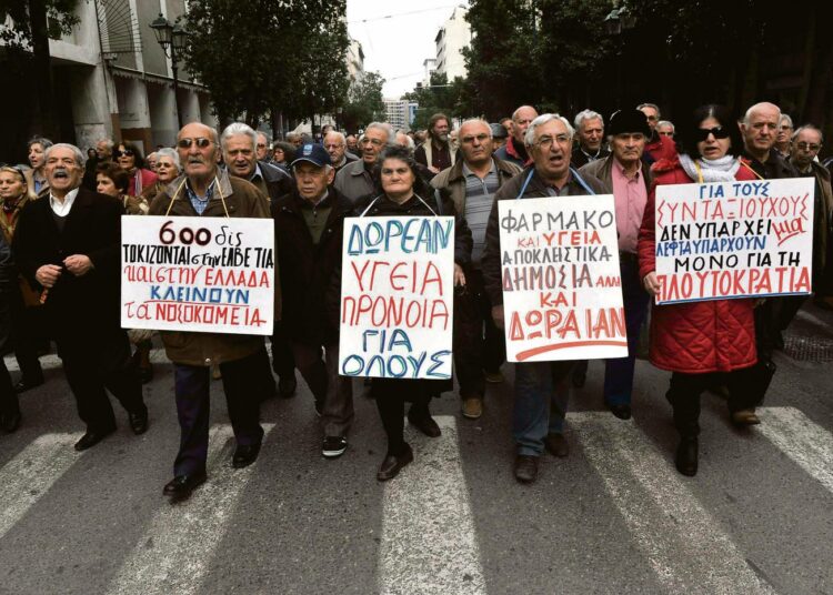 Eläkeläiset vaativat muun muassa ilmaista terveydenhuoltoa Ateenassa. Kreikassa on osoitettu tiuhaan mieltä maalta vaadittuja säästötoimia vastaan.