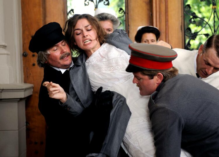 Ennen lastenpsykiatrin uraansa Neuvostoliitossa Sabina Spielrein (Keira Knightley) päätyi potilaaksi sveitsiläiseen mielisairaalaan.