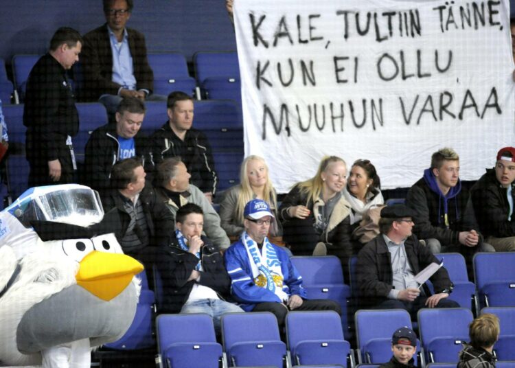 Suomalaisten jääkiekkofanien Kummolan vastainen banneri.