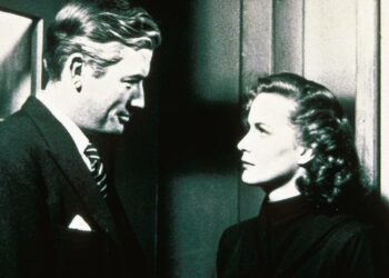 Englantiin sijoittuvassa oikeussalijännärissä asianajaja rakastuu aviomiehensä myrkyttämisestä syytettyyn naiseen.Kuvassa Gregory Peck ja Alida Valli.
