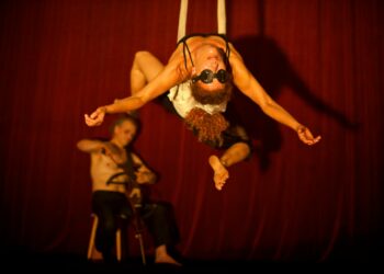 Cirkus Uusi Maailma on löytänyt kodikseen Valonrinteen työväentalon, jossa akrobatiaa on harrastettu jo 1950-luvulla.