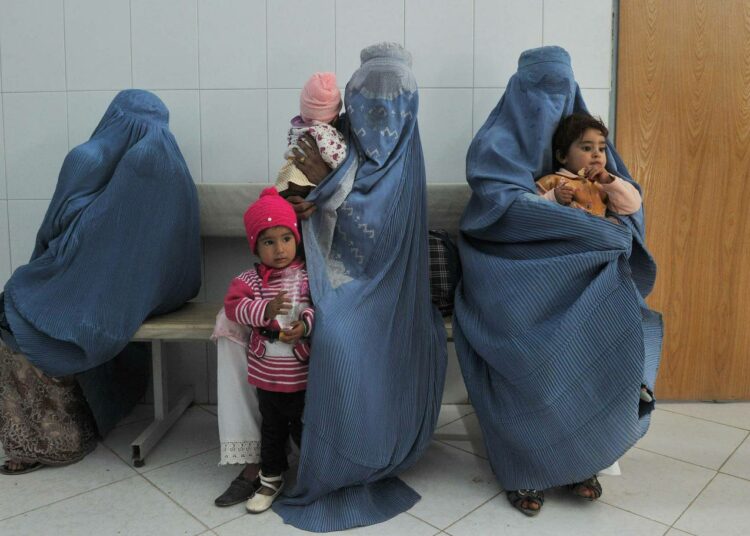 Naiset jonottivat poliorokotukseen Heratin kaupungissa 15. lokakuuta. Kolmipäiväinen rokotuskampanja kattoi koko maan.