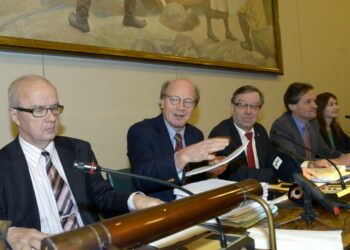 Valtiovarainvaliokunnan jäsenet Jouko Jääskeläinen (vas.), eduskunnan valtiovarainvaliokunnan puheenjohtaja Kimmo Sasi, Kari Rajamäki, Kari Uotila ja Johanna Karimäki tiedotustilaisuudessa torstaina.