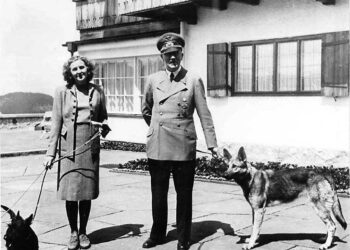 Kirjan mukaan Eva Braun ja Adolf Hitler pakenivat sukellusveneellä Argentiinaan. Kuvassa pariskunta poseeraa koirineen niin sanotussa Kotkanpesässä.