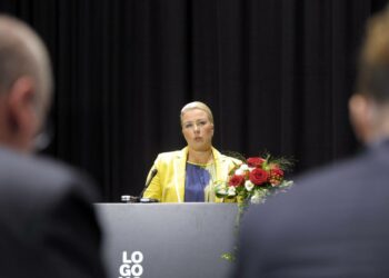 Valtiovarainministeri Jutta Urpilainen otti poliittisen aloitteen käsiinsä paljastamalla jo nyt työllisyyslisäbudjetin pääkohdat.