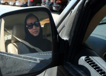 Dubaissa nykyään asuva saudiarabialainen Manal Al Sharif kampanjoi naisten ajo-oikeuden puolesta.