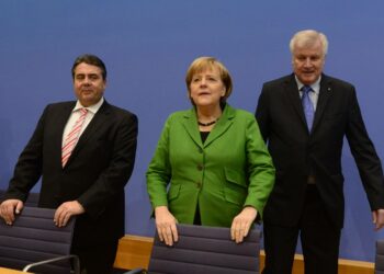 Demarien Sigmar Gabriel, kristillisdemokraattien Angela Merkel ja CDU:n baijerilaisen sisarpuolueen CSU:n Horst Seehofer kertoivat hallitussopimuksesta keskiviikkona.