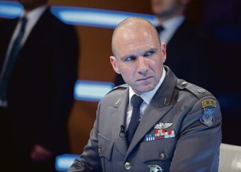 Shakespearen draamassa kenraali Caius Marcius havittelee konsulin virkaa. Hän epäonnistuu siinä ja sisällissota uhkaa. Kuvassa Coriolanus (Ralph Fiennes).