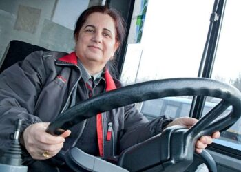 Vuoden pakolaisnaiseksi valittu Kazhal Ali Ibrahim opiskeli Irakin kurdialueella rakennusarkkitehdiksi sekä opetti rakennuspiirtämistä ja äidinkieltä ammattikoulussa. Suomessa hän toimii bussinkuljettajana.
