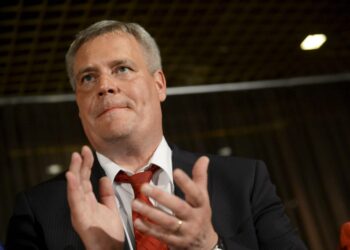 SDP valitsee parhaillaan uusia ministereitä. Jos Antti Rinne ryhtyy valtiovarainministeriksi, hän joutuu ensi töikseen pyörtämään omat puheensa tai muuttamaan Jutta Urpilaisen linjaa.
