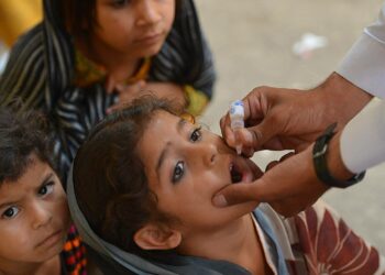Pakistanilaislapsia saamassa poliorokotetta Bannussa.