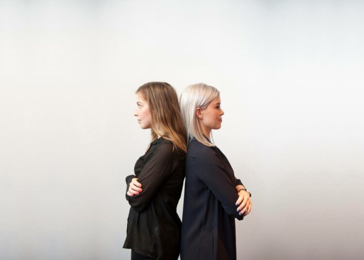 Li Andersson (vas.) ja Susanna Koski eivät ole samaa mieltä monestakaan asiasta.
