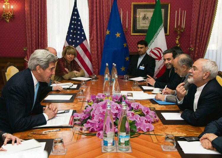 Yhdysvaltojen ulkoministeri John Kerry (vasemmalla) keskusteli Iranin ulkoministeri Mohammad Javad Zarifin (oikealla) kanssa Iranin ydinohjelmasta keskiviikkona Lausannessa.