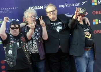 Pertti Kurikan Nimipäivät Euroviisujen avajaistilaisuudessa Wienissä.