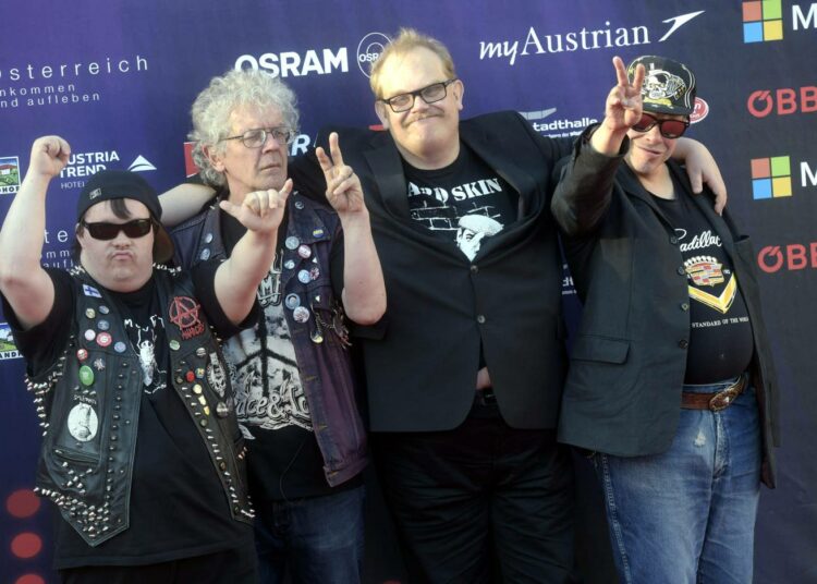 Pertti Kurikan Nimipäivät Euroviisujen avajaistilaisuudessa Wienissä.