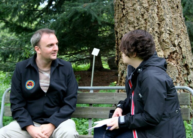 Andy Hall (vas.) haastateltavana toukokuussa 2013, jolloin hän vieraili Suomessa.