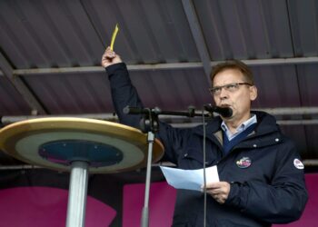 SAK:n puheenjohtaja Lauri Lyly näytti keltaista korttia hallitukselle Helsingin Rautatientorin mielenilmauksessa perjantaina.