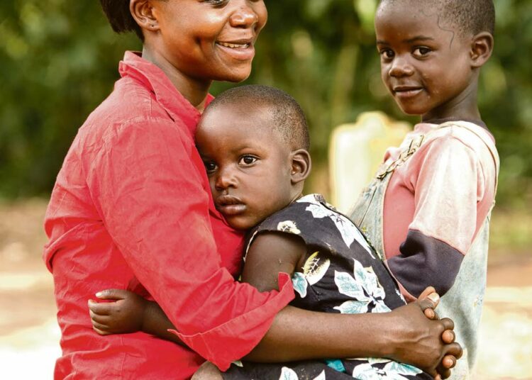 Hyvästi Afrikka on tarina ystävyydestä ja naisten voimaantumisesta. Suomalaista Riittaa ja ugandalaista Catherinea yhdistävät työ, yhteinen koti ja huumorintaju. Kuvassa Daizy Kimbowa.