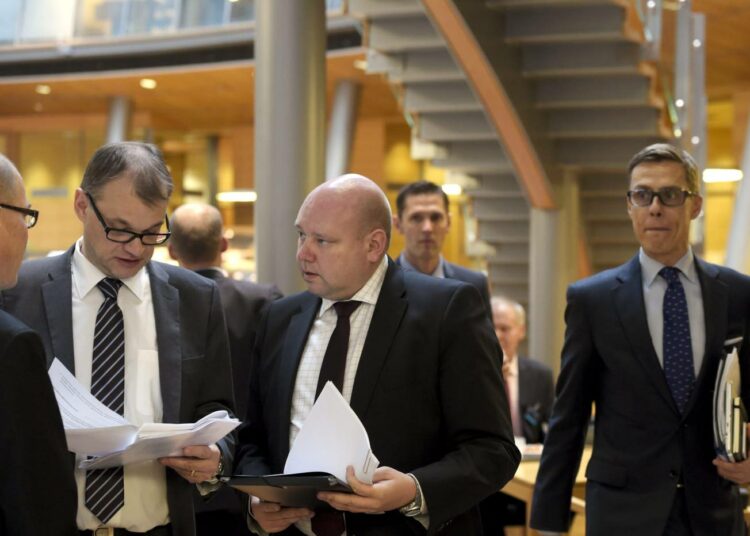 Pääministeri Juha Sipilästä kerrotaan tarinaa, että hän syötti kokoomuksen eduskuntaryhmälle oksettavasti keskustalaisen maakuntamallin kriisin ollessa kuumimmillaan.