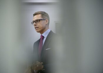 Valtiovarainministeri Alexander Stubb ja muu hallitus taipuivat palauttamaan talousrikostutkinnalta viemänsä rahat.