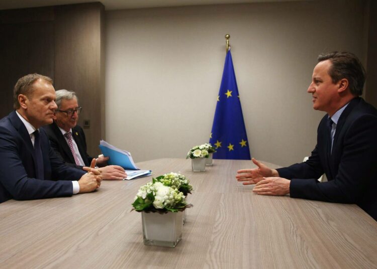Britannian pääministeri David Cameron (oik.) neuvottelemassa viime perjantaina maalleen myönnettävistä poikkeuksista Eurooppa-neuvoston puheenjohtaja Donald Tuskin ja EU:n komission puheenjohtajan Jean-Claude Junckerin kanssa.