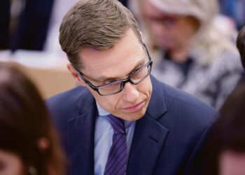 Alexander Stubbin suosio omien joukossa hupenee. MTV3:n kyselyssä alle puolet piirihallitusten jäsenistä katsoo hänen onnistuneen puheenjohtajana hyvin.