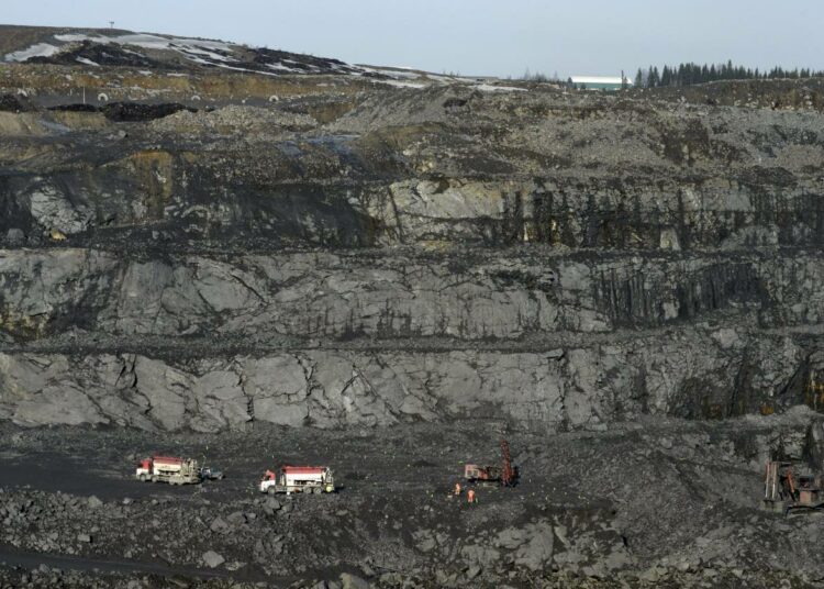 Talvivaaran kaivoksen avolouhos huhtikuun alussa otetussa kuvassa.