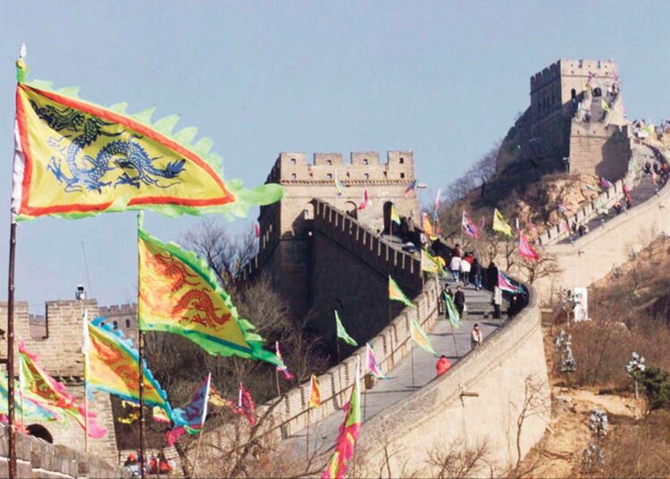 Perehdytys historiaan alkaa Kiinan muurilta ja päätyy sinne takaisin lopussa pitkän kierroksen päätteeksi.