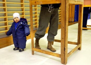 Tällä hetkellä miesparilla tai yksin lastaan hoitavalla miehellä (seksuaalisesta suuntautumisesta riippumatta) ei ole lainkaan oikeutta vanhempainpäivärahoihin, jos hän ei asu eikä ole aiemminkaan asunut lapsen äidin kanssa.