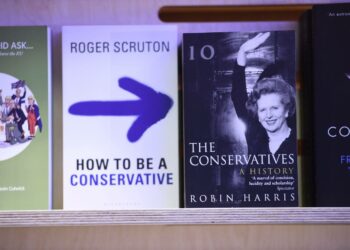 Kirjoittajan mukaan Thatcherin politiikka jättikin Britanniaan pysyvän ja suuren pitkäaikaistyöttömien ja syrjäytyneiden joukon. Kuvassa Thatcherista kertovan kirjan mainos.