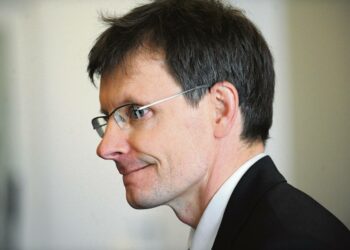 Keskeinen ongelma Heikki Hiilamon mukaan on perusturvan taso. Sitä pitäisi nostaa.