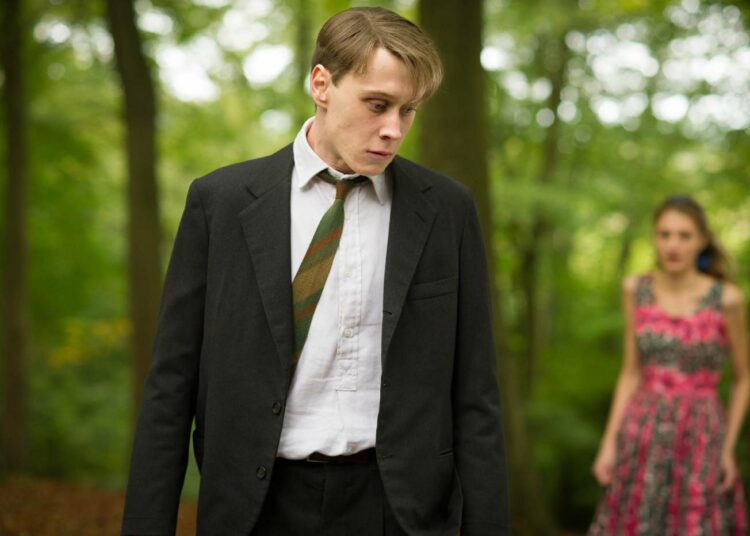 Lewis-pojan (George Mackay) maailma murtuu kun hänen perhettään kohtaa tragedia.