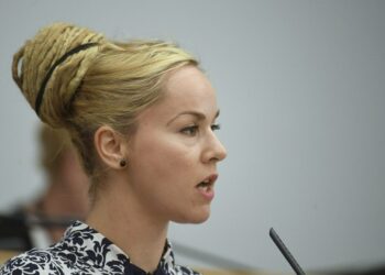 Kansanedustaja Hanna Sarkkinen muistuttaa Tšetšenian homojen huonosta kohtelusta.