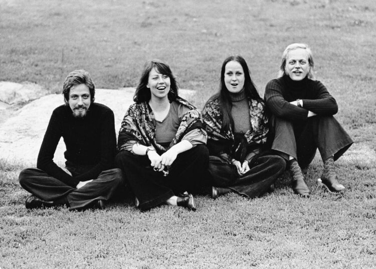 Vuonna 1971 Berliinin poliittisen laulun festivaalille perustettu Agit Prop tunnetuimmassa kokoonpanossaan: Martti Launis, Monna Kamu, Sinikka Sokka, Pekka Aarnio.