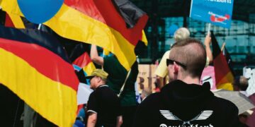 Äärioikeiston AfD-puolueen kannattajia osoittamassa mieltä Berliinissä toukokuussa.