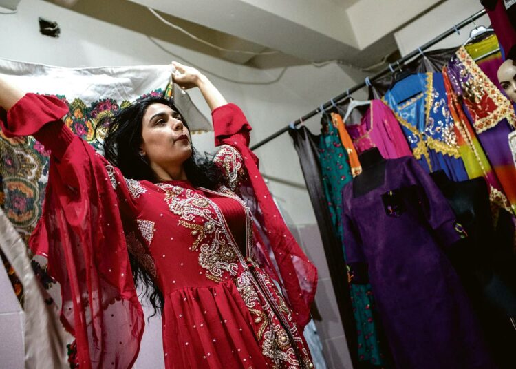 Nainen sovitti kurdien perinneasua maaliskuussa ennen newroz-kevätjuhlaa.