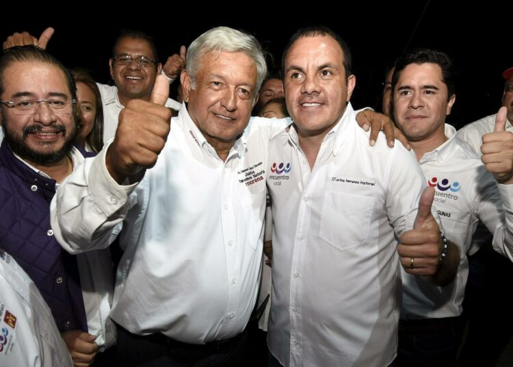 Presidenttiehdokas Andrés Manuel López Obrador oikealla puolellaan Cuauhtémoc Blanco, vasemmiston ehdokas Morelosin osavaltion kuvernööriksi.