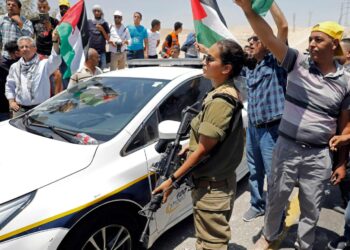 Israelilaissotilas ja Khan al-Ahmarin kylän purkamista vastustavia palestiinalaisia viime perjantaina.