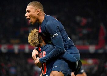 Paris Saint-Germainin eli PSG:n Neymar (alla) ja Kylian Mbappe juhlivat maalia Lilleä vastaan Ranskan Ligue 1 -sarjassa.