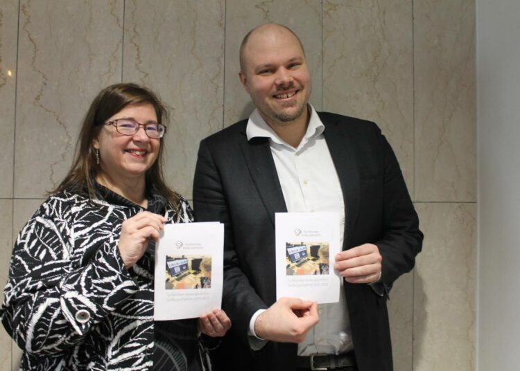Työttömien toiminnanjohtaja Jukka Haapakoski ja puheenjohtaja Irma Hirsjärvi esittelivät perjantaina järjestönsä tuoretta työllisyysohjelmaa.