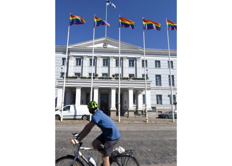 Parhaiten riskienhallinta on hoidossa Helsingissä, Espoossa ja Tampereella. Sateenkaariliput liehuvat Helsingin kaupungintalolla Helsinki Pride -viikon avajaispäivänä.