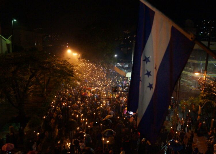 Mielenosoittajat Hondurasissa vaativat korruption kitkemistä ja demokratian vahvistamista. Kansainvälisten rahoittajien edellyttämä valtion yritysten yksityistäminen on johtanut korruption lisääntymiseen varsinkin Latinalaisessa Amerikassa, Saharan eteläpuolisessa Afrikassa ja Itä-Aasiassa.