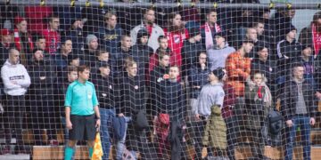 Hallipeleissä katsomo-olosuhteet ovat usein haastavat. Kuva edelliskauden ottelusta HIFK:n ja FC Hongan välillä.