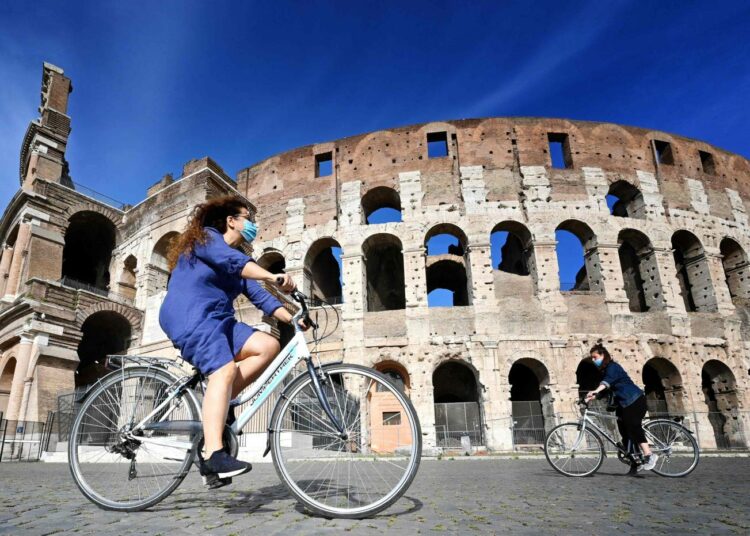 Italiassa yli 30 000 ihmistä on kuollut koronaviruksen aiheuttaman taudin seurauksena. Vain Britanniassa kuolleita on enemmän.